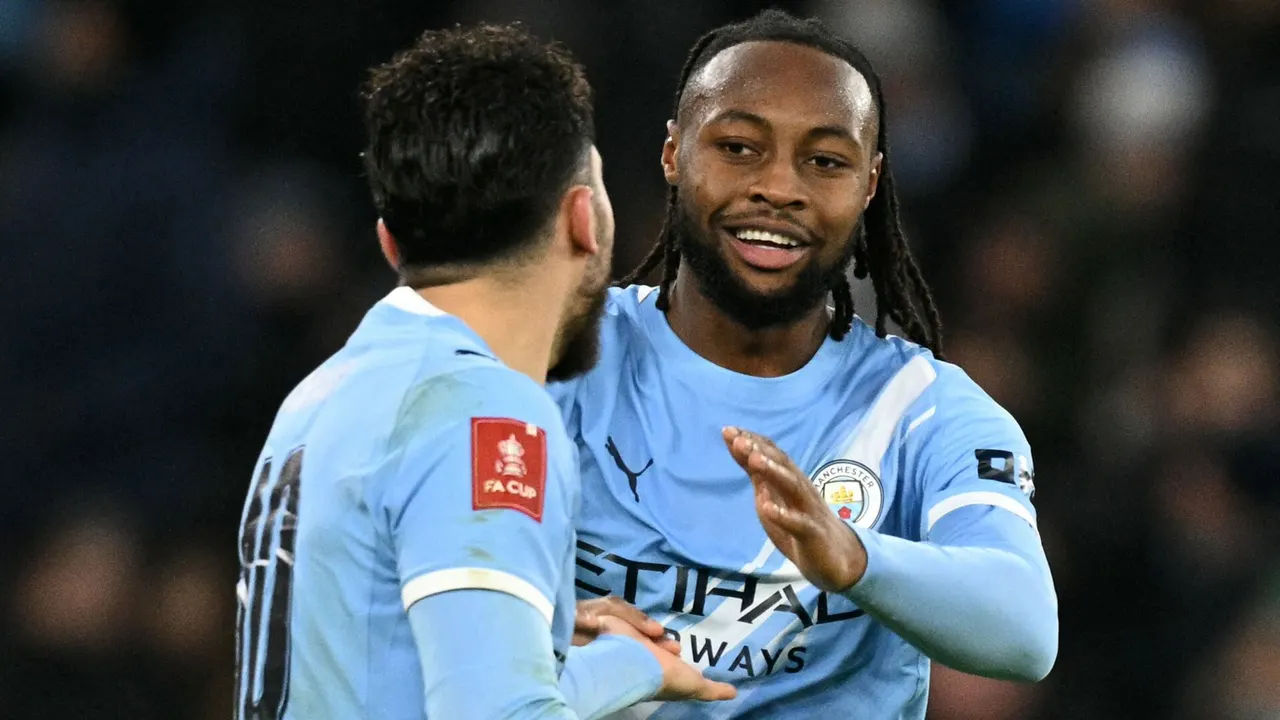 “إنه قادر فعلًا على فعل أي شيء” – أنطوان سيمينيو يكشف عن مدى إعجابه بريان شرقي منذ انضمامه إلى مانشستر سيتي